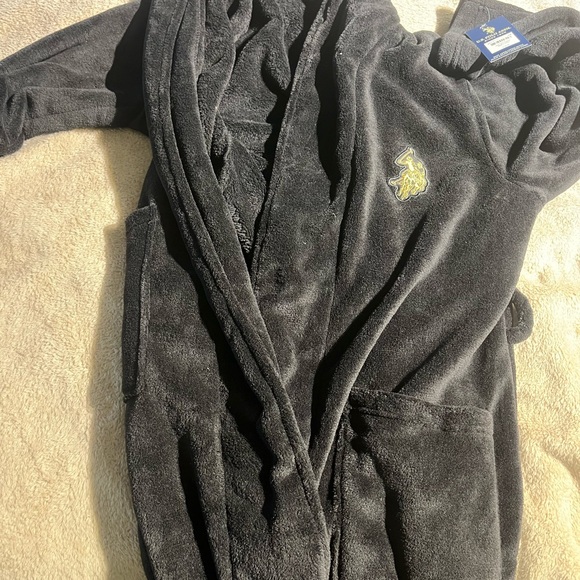 U.S. Polo Assn. Black Robe with Gold Logo - Picture 1 of 2
